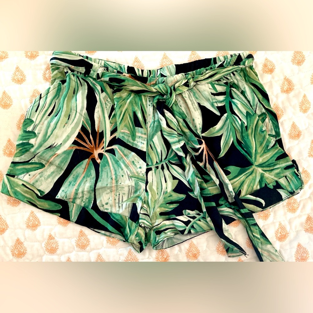 Chaser NWT Palm Print Shorts Size Medium